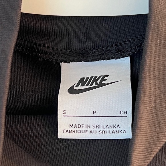 NIKE CROP TANK SIZE SMALL NWOT - Picture 2 of 4